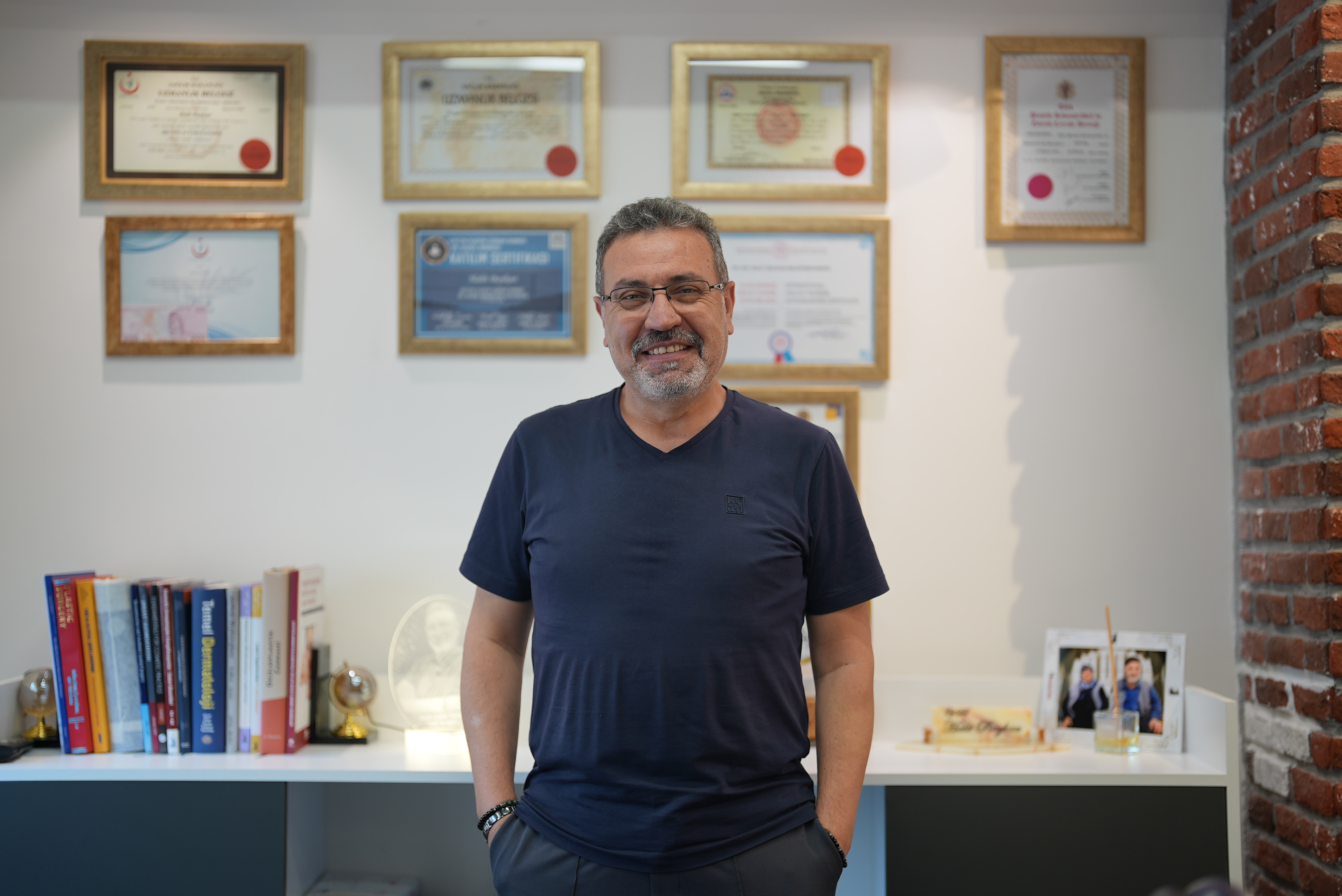 HAB Estetik Kliniği modern resepsiyon alanı - Op.Dr. Halit Baykan